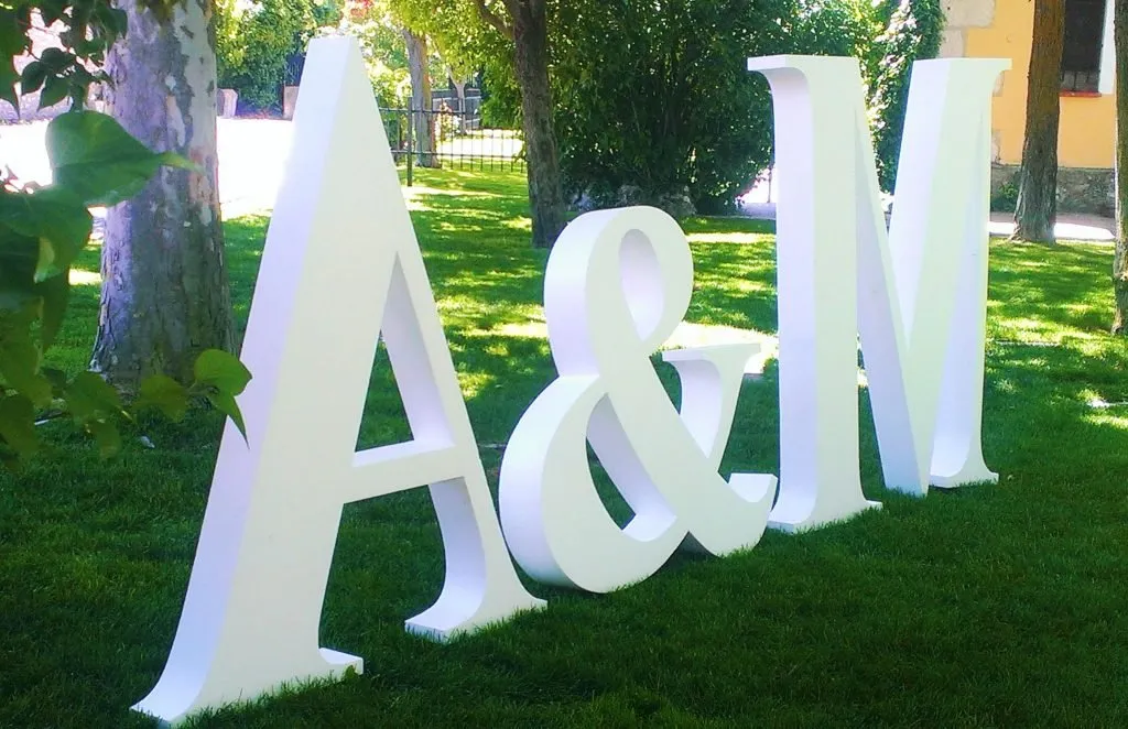 Iniciales gigantes de boda A & M
