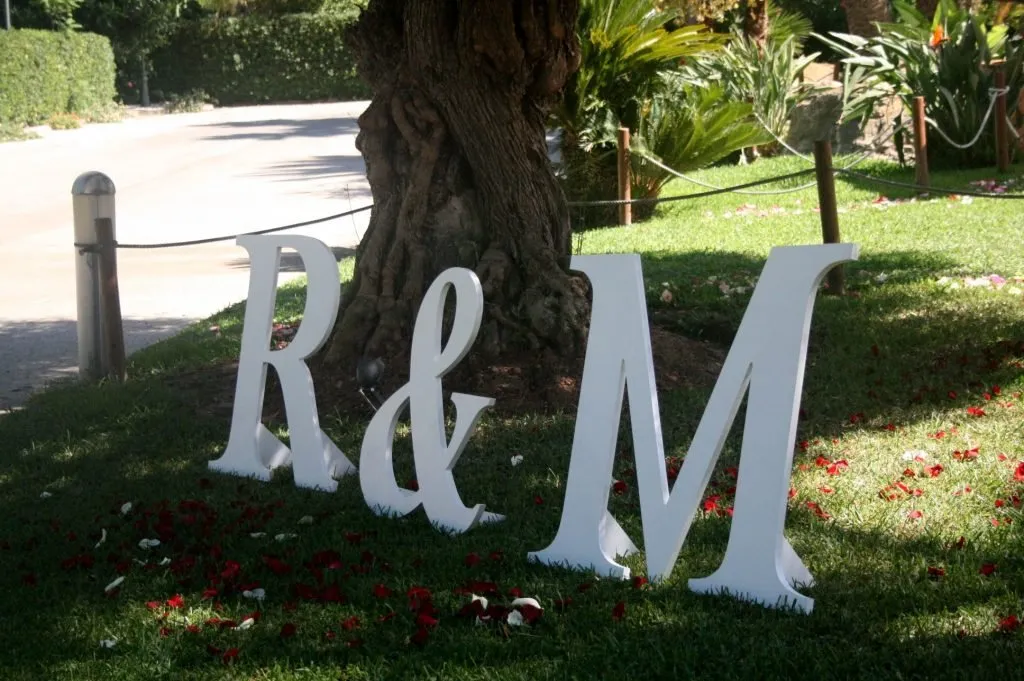 Iniciales gigantes de boda R & M