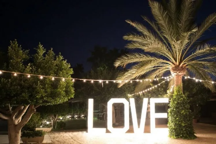 Letras LOVE con luz de noche